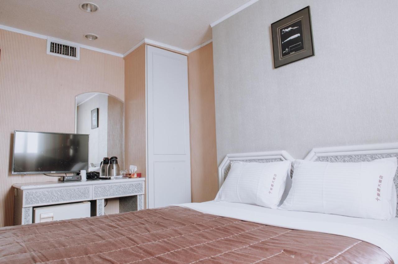 Tong Hsin Hotel Pingtung Exterior photo